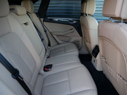 Used 2025 Porsche Macan image 29