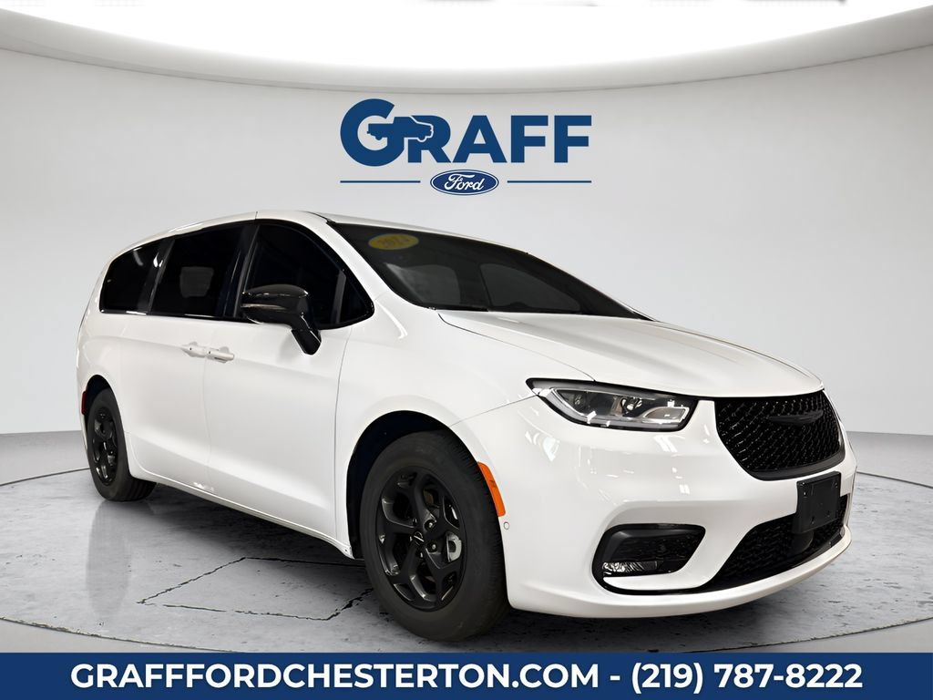 Used 2024 Chrysler Pacifica Limited FWD image 3
