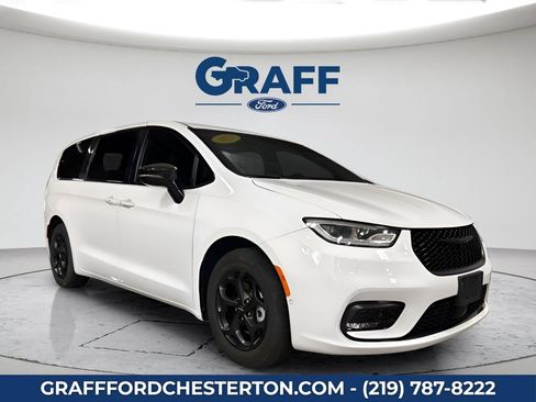 Used 2024 Chrysler Pacifica Limited FWD image 3
