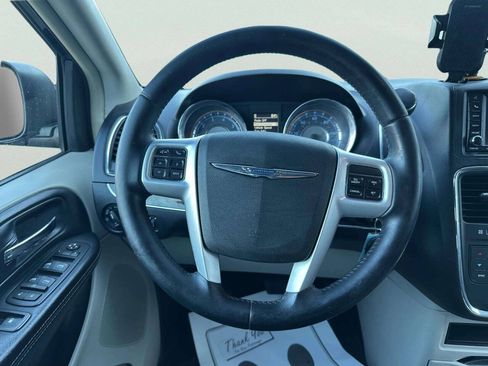Used 2014 Chrysler Town & Country Touring FWD image 21