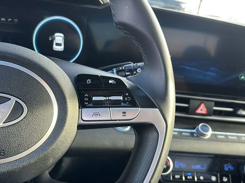 Used 2025 Hyundai Elantra Limited image 18