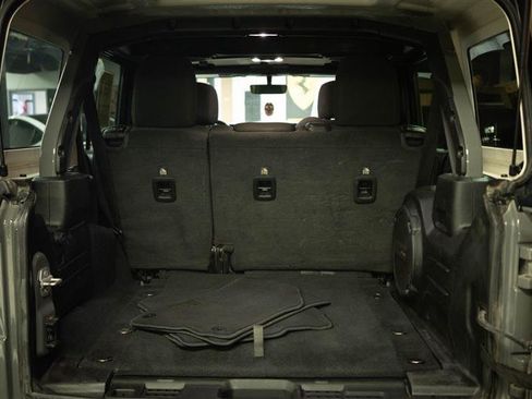 Used 2022 Jeep Wrangler Unlimited Rubicon AWD/4WD image 7