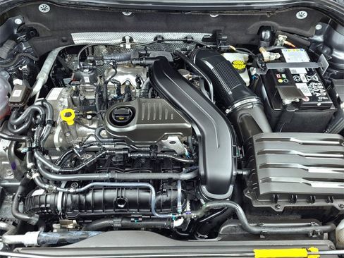 Used 2024 Volkswagen Taos SE image 25