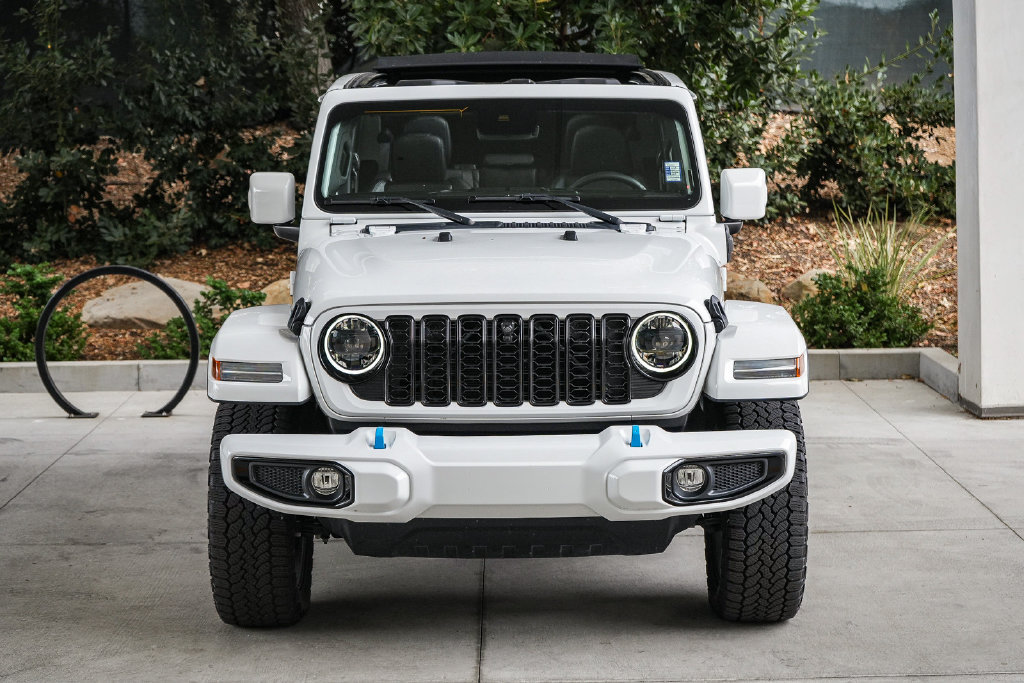 Used 2024 Jeep Wrangler High Altitude AWD/4WD image 2