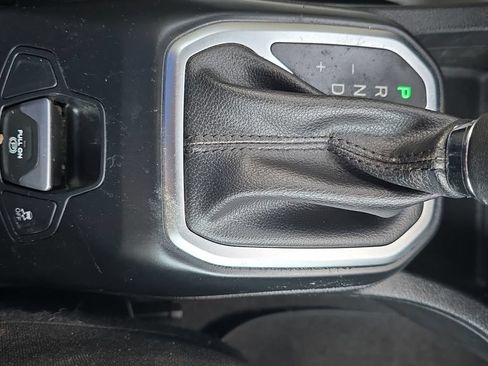 Used 2018 Jeep Renegade Latitude FWD image 27