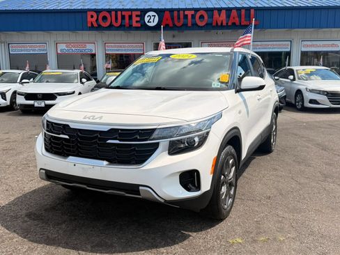 Used 2024 Kia Seltos LX AWD/4WD image 1