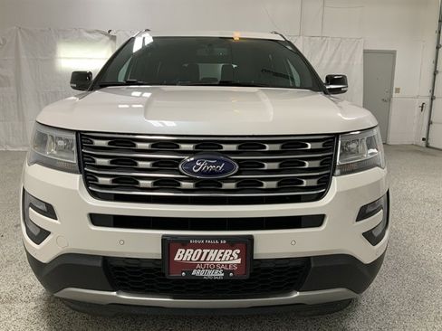 Used 2017 Ford Explorer XLT w/ Equipment Group 202A AWD/4WD image 3