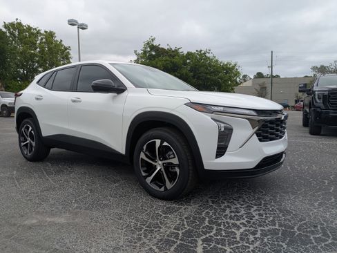 New 2026 Chevrolet Trax RS w/ Sunroof Package FWD image 2