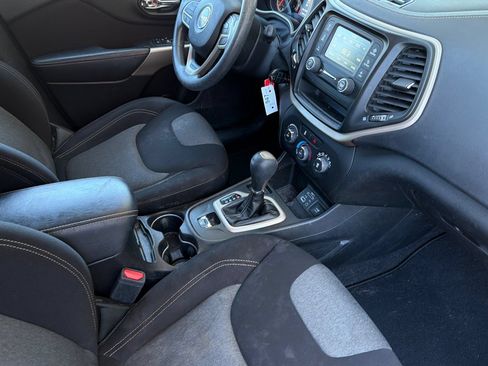 Used 2018 Jeep Cherokee Latitude FWD image 18