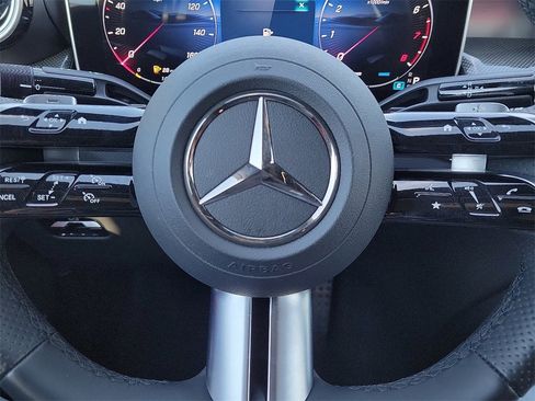 Used 2025 Mercedes-Benz GLC 300 4MATIC image 24