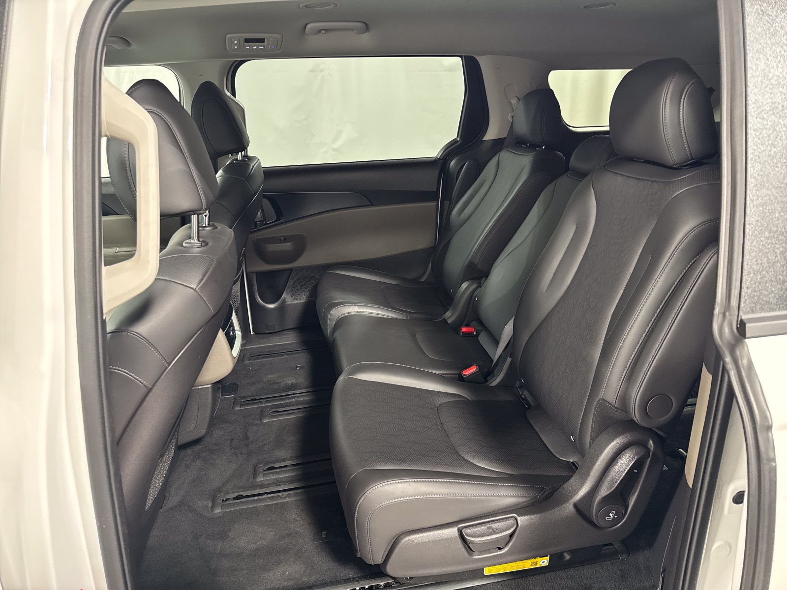 Certified 2026 Kia Carnival LXS FWD image 5