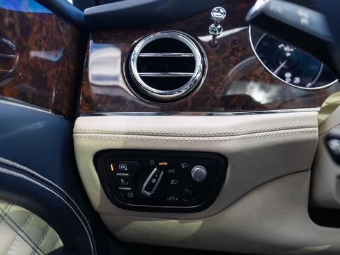 Used 2021 Bentley Bentayga AWD/4WD image 55