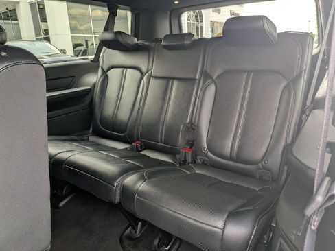 Used 2024 Jeep Wagoneer L Series II RWD image 17