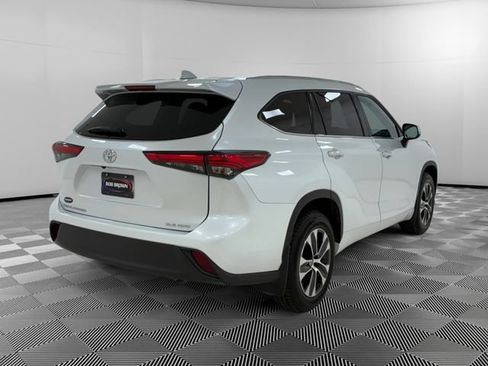 Used 2022 Toyota Highlander XLE AWD/4WD image 5