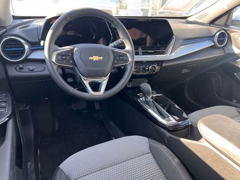 Used 2025 Chevrolet Trax LT w/ LT Convenience Package image 12