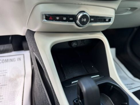 Used 2022 Volvo XC40 T5 Momentum w/ Premium Package AWD/4WD image 17