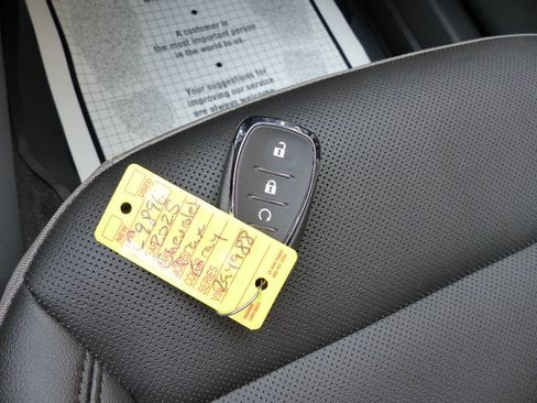 Used 2025 Chevrolet Trax ACTIV w/ Sunroof Package FWD image 21