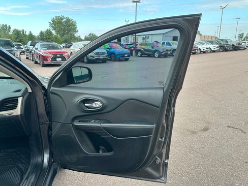 Used 2014 Jeep Cherokee Latitude FWD image 29