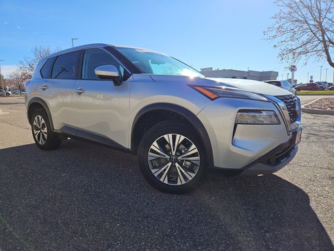 Used 2023 Nissan Rogue SV image 2