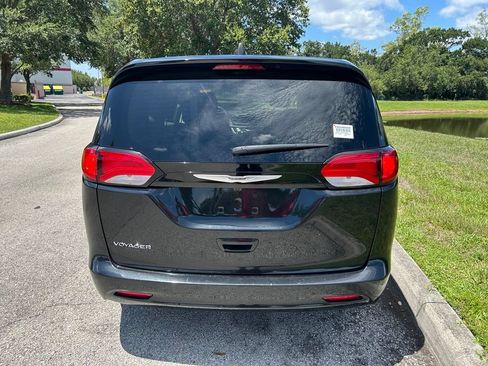 Used 2023 Chrysler Voyager LX FWD image 5