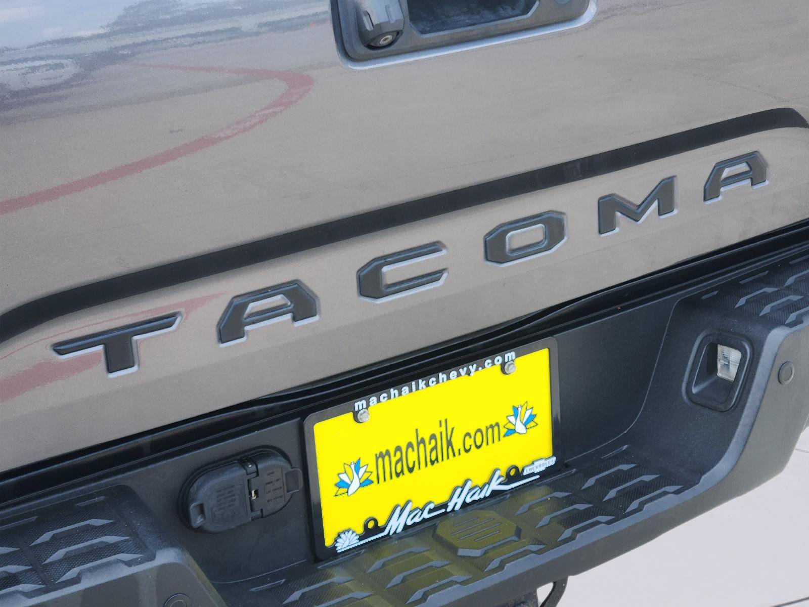 Used 2017 Toyota Tacoma TRD Off-Road w/ Premium & Technology Package AWD/4WD image 12