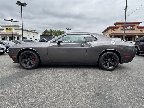 Used 2019 Dodge Challenger SXT RWD image 8