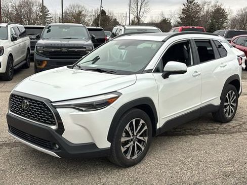 Used 2023 Toyota Corolla Cross XLE w/ Convenience Package image 2