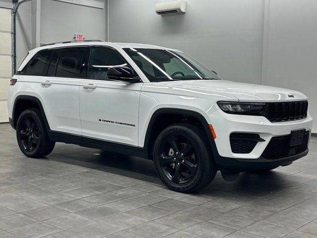 Used 2023 Jeep Grand Cherokee Altitude AWD/4WD image 1