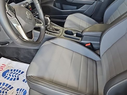 Used 2025 Volkswagen Jetta SE image 27