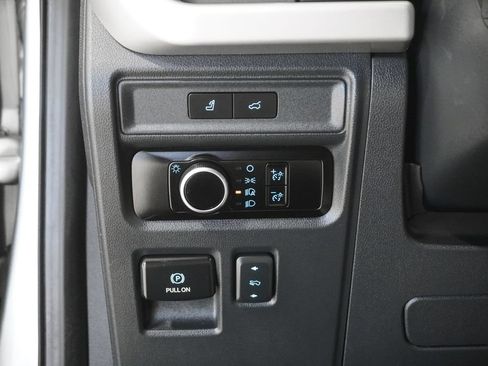 Used 2024 Ford Expedition XLT AWD/4WD image 19