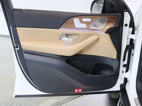 Used 2025 Mercedes-Benz GLS 580 4MATIC image 19