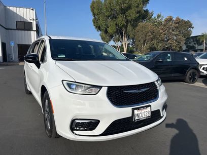 Used 2024 Chrysler Pacifica Select