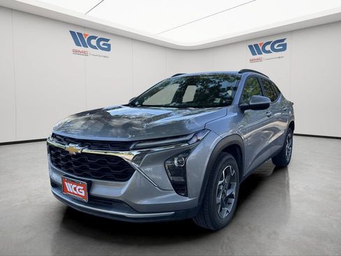 Used 2025 Chevrolet Trax LT w/ LT Convenience Package FWD image 7