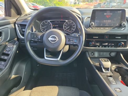 Used 2024 Nissan Rogue SV FWD image 10