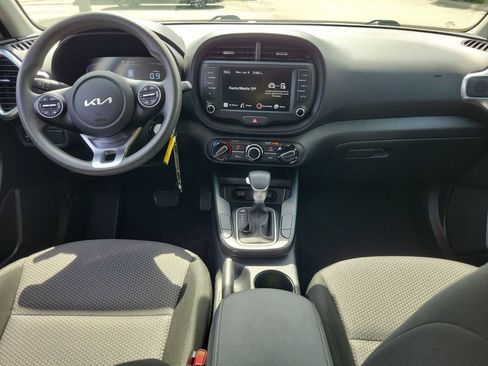 Used 2025 Kia Soul LX w/ LX Technology Package FWD image 10