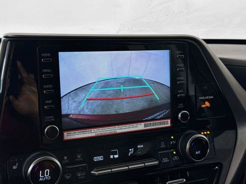 Used 2022 Toyota Highlander XLE FWD image 14