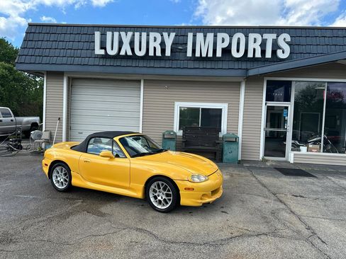 Used 2002 MAZDA MX-5 Miata RWD image 2