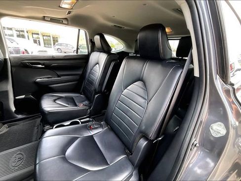 Used 2024 Toyota Highlander XLE FWD image 19