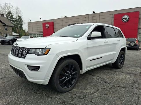 Used 2019 Jeep Grand Cherokee Altitude image 3
