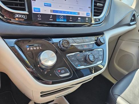 Used 2024 Chrysler Pacifica Touring-L FWD image 31