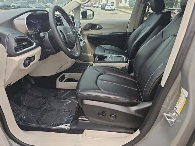 Certified 2024 Chrysler Pacifica Touring-L FWD image 16