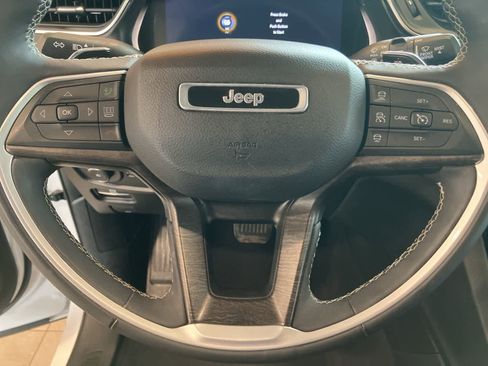 Used 2023 Jeep Grand Cherokee Limited w/ Luxury Tech Group II image 15