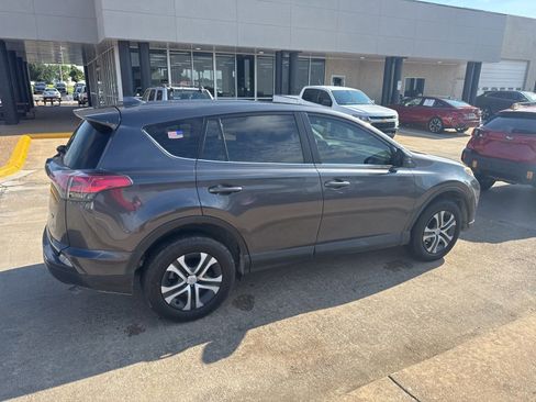 Used 2018 Toyota RAV4 LE FWD image 5