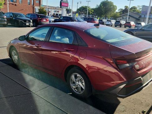 Used 2025 Hyundai Elantra SE FWD image 6