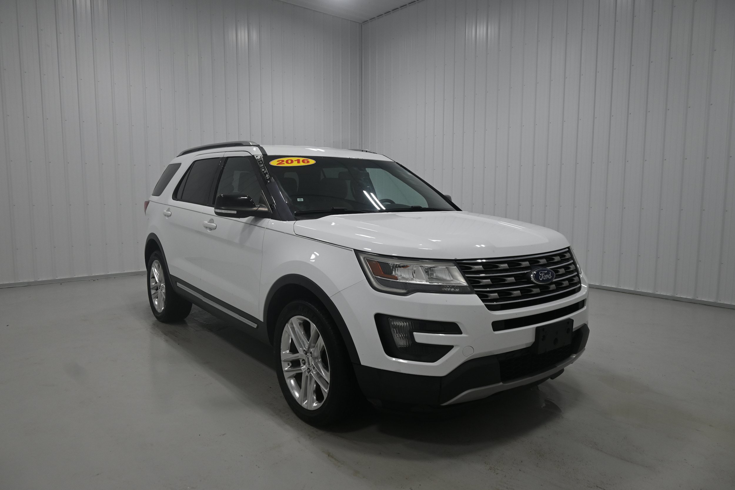 Used 2016 Ford Explorer XLT w/ Equipment Group 201A AWD/4WD image 1