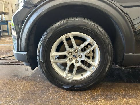 Used 2025 Ford Explorer Active AWD/4WD image 33