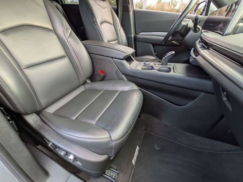 Used 2024 Cadillac XT4 Premium Luxury image 33