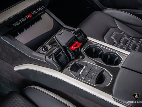 Used 2025 Lamborghini Urus SE image 42