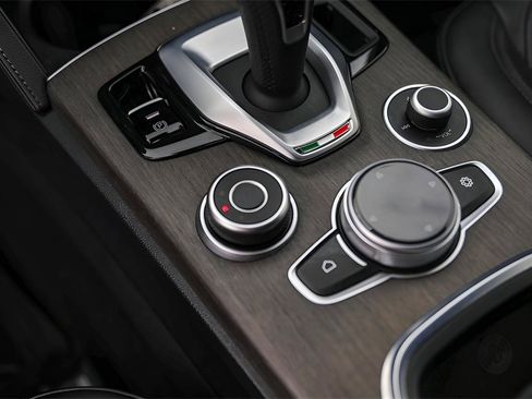 Used 2023 Alfa Romeo Stelvio Ti image 22