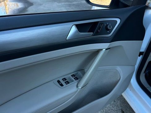 Used 2015 Volkswagen Golf S image 10